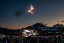 「エビ中 夏のファミリー遠足 略してファミえん in 山中湖 2023」初日の夜空を彩る打ち上げ花火。