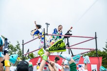 叫ぶ小林歌穂（左）と放水する安本彩花（右）。