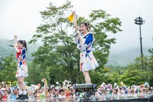 花道で歌う桜木心菜（左）と仲村悠菜（右）。