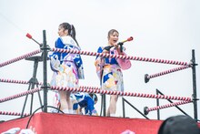 放水する真山りか（左）と星名美怜（右）。