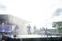 水浸しになってパフォーマンスするエビ中。