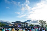 雲から顔を覗かせた富士山。