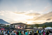 「エビ中 夏のファミリー遠足 略してファミえん in 山中湖 2023」初日、夕暮れ時のステージの様子。