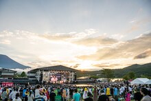 「エビ中 夏のファミリー遠足 略してファミえん in 山中湖 2023」初日、夕暮れ時のステージの様子。