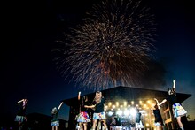 花火を楽しむエビ中。