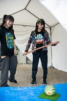 スイカ割りのために実家から木刀を持ってきた小久保柚乃（右）。