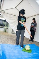 帽子で目隠ししてスイカ割りに挑戦する桜木心菜。