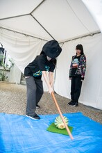 思い切り地面を叩く桜木心菜。