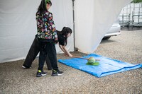 しっかり見ながらスイカを割る桜木心菜。