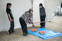 木刀でスイカを粉々にする小久保柚乃。