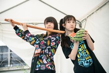 木刀を構える小久保柚乃（左）とスイカを持つ桜木心菜（右）。