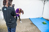 ぐるぐる回る星名美怜を動画で収める桜井えま。