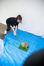 元気にスイカを割る桜井えま。