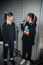 雨でずぶ濡れのエビ中ファミリーを軽妙なトークで楽しませる真山りか（右）とニコニコする仲村悠菜（左）。