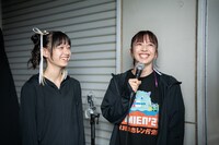 雨の中待機する観客を楽しませるべく影ナレを行う仲村悠菜（左）と真山りか（右）。