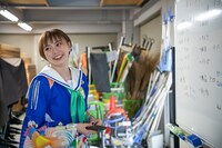 本番前にリラックスする安本彩花。