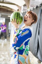 スイカを見つけた安本彩花。