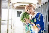 スイカに頬擦りする安本彩花。