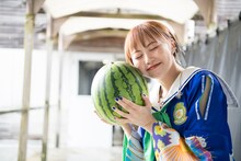 うれしそうにスイカを持つ安本彩花。