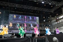 「響」を歌うエビ中姉メンチーム。