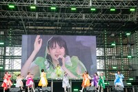 「買い物しようと町田へ」を歌うエビ中。