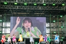 「買い物しようと町田へ」を歌うエビ中。