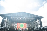 「幸せの貼り紙はいつも背中に」を披露するエビ中。