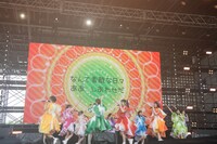 「幸せの貼り紙はいつも背中に」を披露するエビ中。