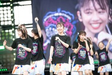 花道を歩くエビ中。