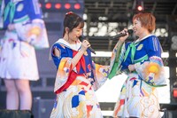 桜木心菜（左）の“ヘソ出しマーメイド”に挑戦した安本彩花（右）。