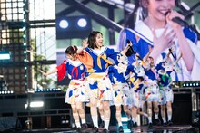 花道を歩くエビ中。