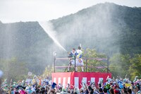 放水する安本彩花（左）。