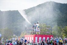 放水する安本彩花（左）。