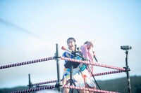 放水する中山莉子（左）。