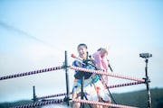 放水する中山莉子(左)。
