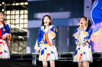 急に小芝居を始める桜井えま（左）と仲村悠菜（右）。