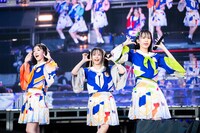 左から桜井えま、仲村悠菜、小久保柚乃。