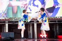 手をつなぐ安本彩花（左）と小林歌穂（右）。