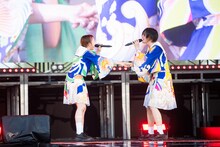 手をつなぐ安本彩花（左）と小林歌穂（右）。