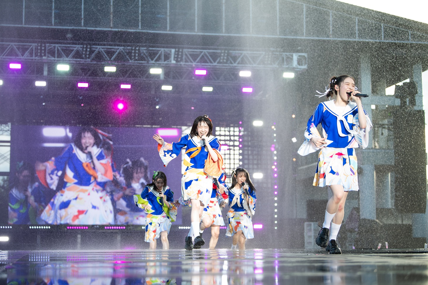 花道に飛び出すエビ中低学年チーム。