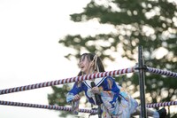 櫓から水風船を投げる仲村悠菜。