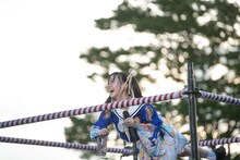 櫓から水風船を投げる仲村悠菜。