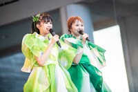 野菜みたいな色合いになった小久保柚乃（左）と安本彩花（右）。