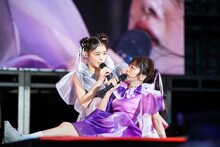 「サドンデス」のダンスバトルで倒れた真山りか（右）を抱き抱える風見和香（左）。