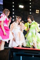 先輩として仲村悠菜（中央）を詰める小久保柚乃（右）。