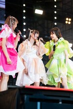 先輩として仲村悠菜（中央）を詰める小久保柚乃（右）。