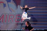 豪快にジャンプする星名美怜。