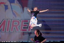 豪快にジャンプする星名美怜。