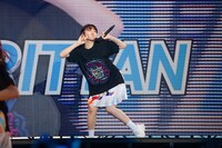 ポーズを決める中山莉子。