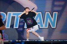 ポーズを決める中山莉子。